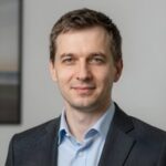 Портрет уверенного бизнесмена компании БМК Уфа на нейтральном фоне в студийном освещении
