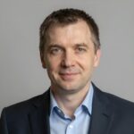 Портрет уверенного бизнесмена компании БМК Уфа на нейтральном фоне в студийном освещении