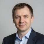 Портрет уверенного бизнесмена компании БМК Уфа на нейтральном фоне в студийном освещении